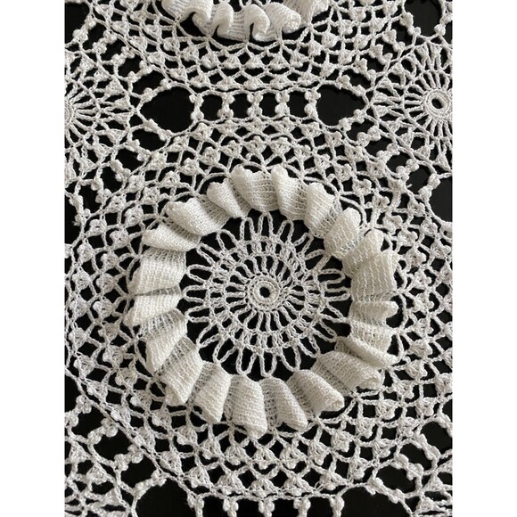 Vintage Hand Crochet Lace Bedspread Tablecloth 84x75 3D Ruffle Wheel Motif Ivory - Picture 4 of 4